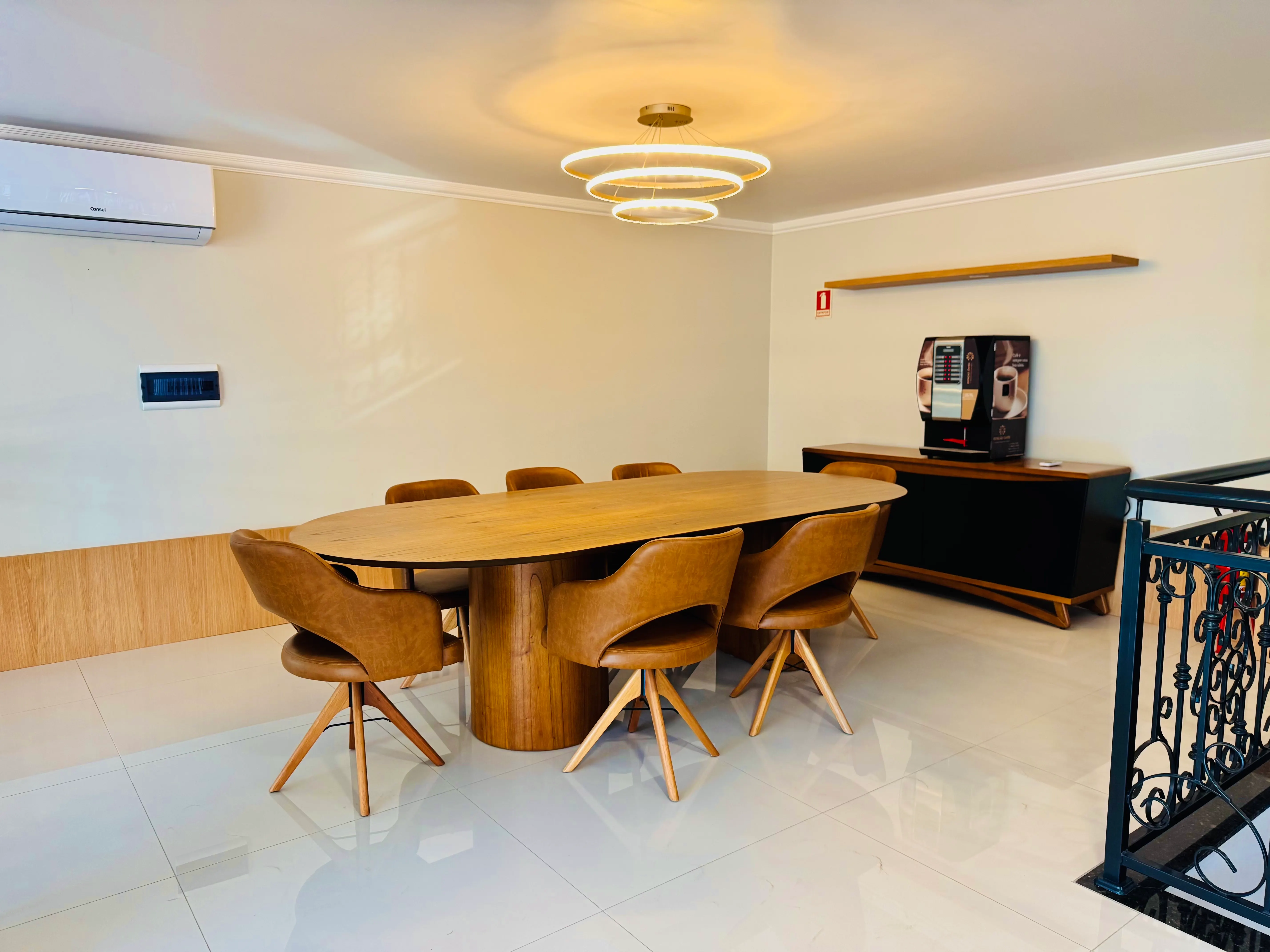 Sala de reunião da Schuck & Martins com mesa oval de madeira